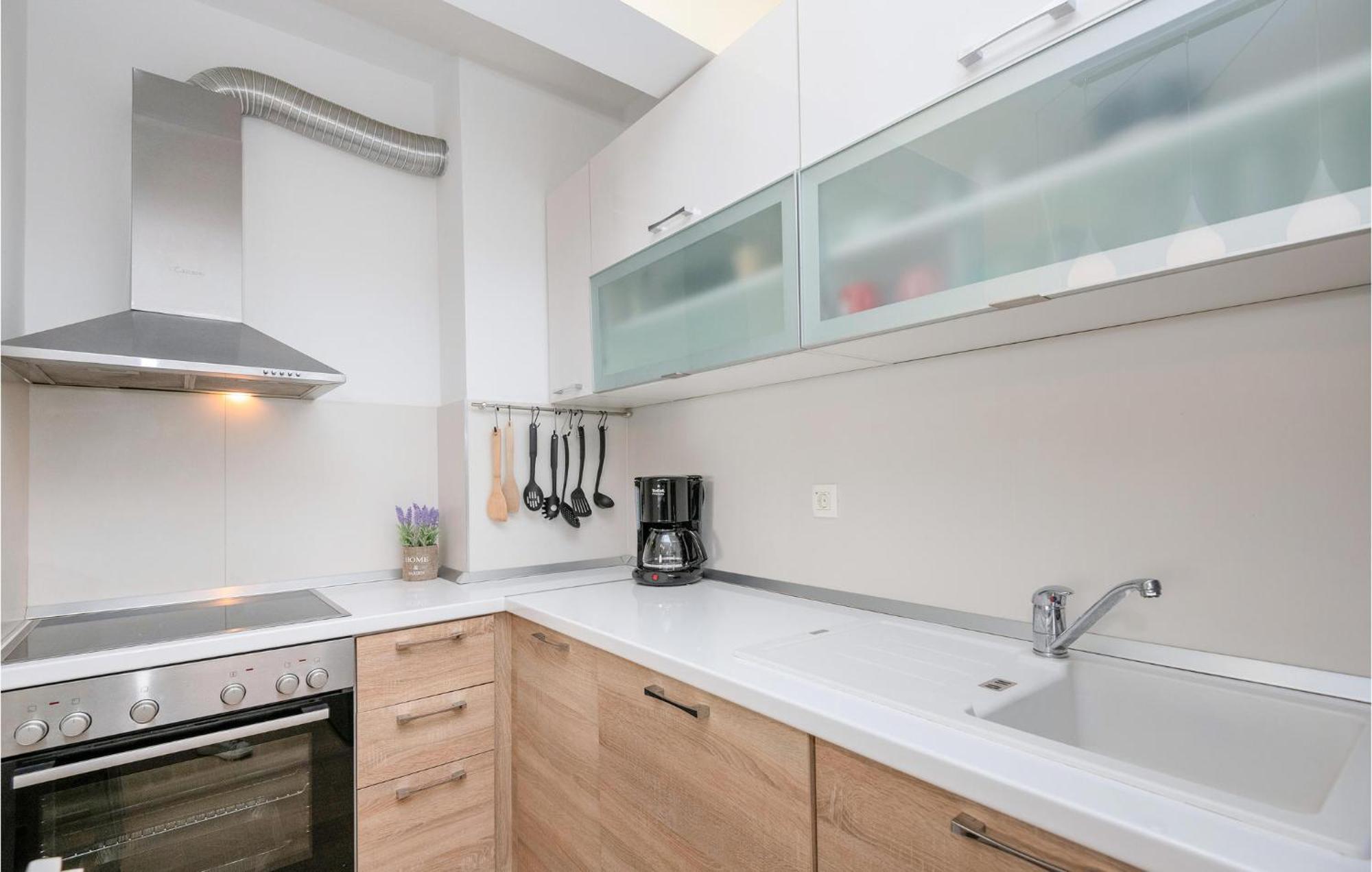 1 Bedroom Beautiful Apartment In Башка-Вода Экстерьер фото