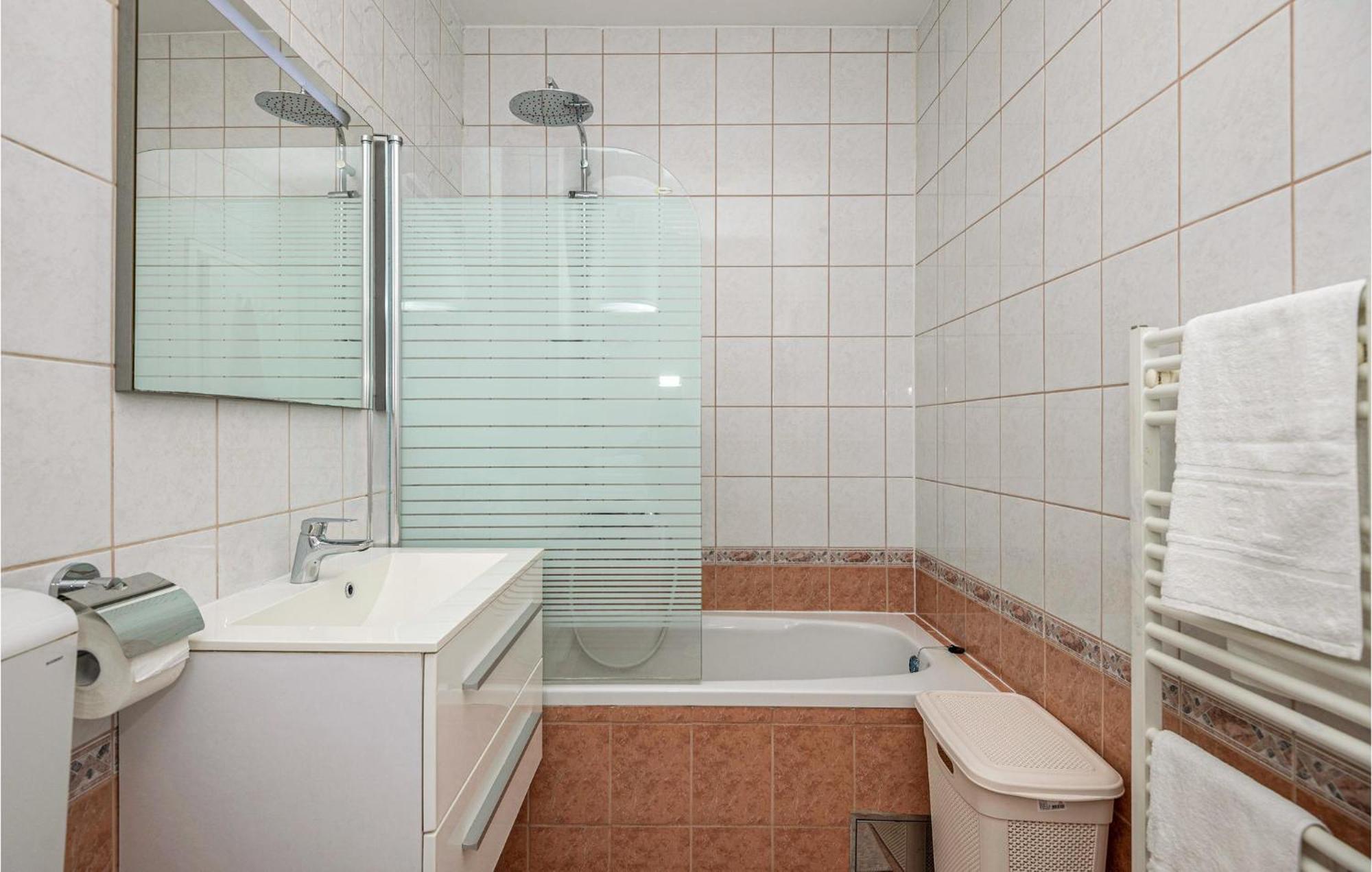 1 Bedroom Beautiful Apartment In Башка-Вода Экстерьер фото